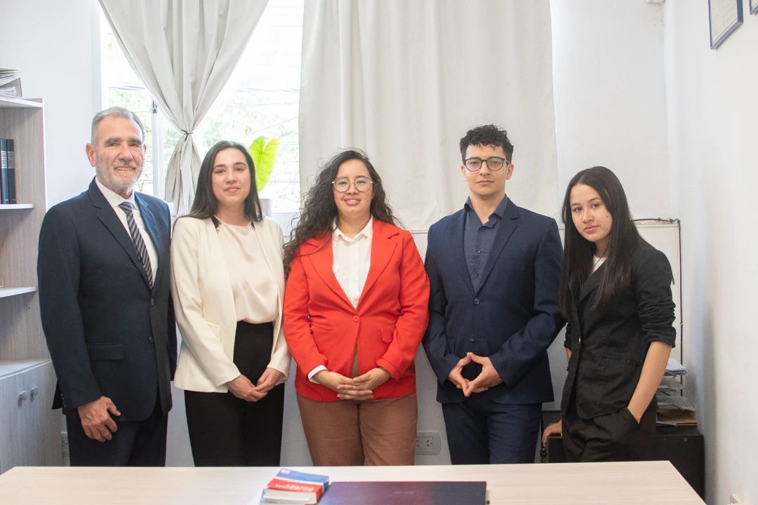 Equipo del Estudio Jur&iacute;dico Galeano & Zweifel en su oficina de Resistencia